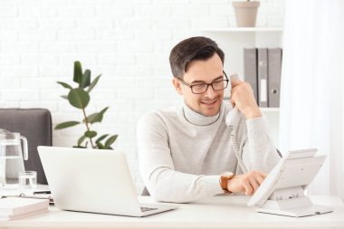 Ofiste çalışan yakışıklı iş adamı.