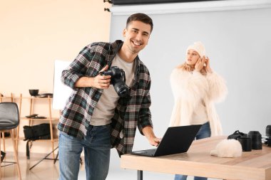 Stüdyoda çalışan profesyonel fotoğrafçı