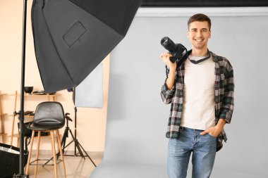 Stüdyoda çalışan profesyonel fotoğrafçı