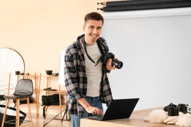 Stüdyoda çalışan profesyonel fotoğrafçı