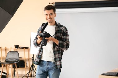 Stüdyoda çalışan profesyonel fotoğrafçı