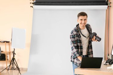 Stüdyoda çalışan profesyonel fotoğrafçı