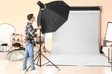 Stüdyoda çalışan profesyonel fotoğrafçı