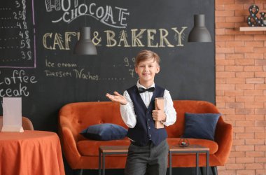 Lokantadaki küçük sevimli garson.