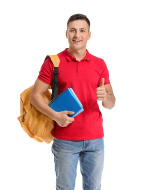 Yakışıklı erkek öğrenci beyaz arka planda başparmak kaldırıyor
