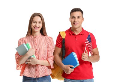 Beyaz arka planda dil okulunun genç öğrencileri