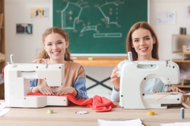 Atölyedeki terzi kursunda genç kadınlar