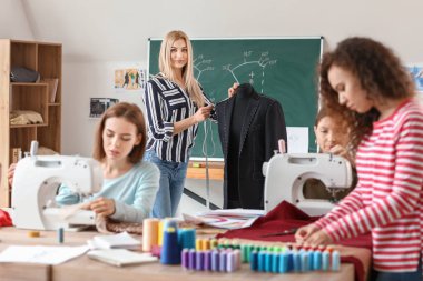 Atölyedeki terzi kursunda genç kadınlar
