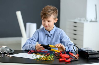 Masada elektrik tesisatı yapan sevimli bir elektrikçi.