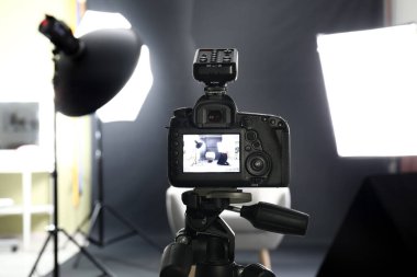 Modern fotoğraf stüdyosunda üç ayaklı profesyonel kamera.