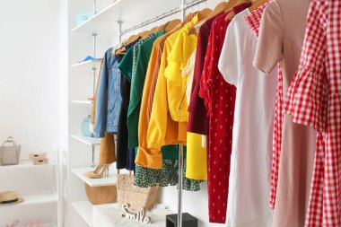 Modern giyim mağazasının içi.