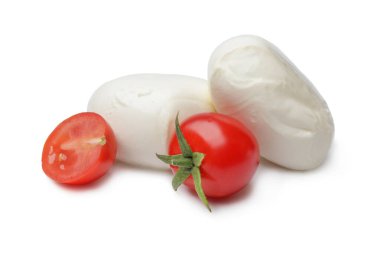 Beyaz arka planda domatesli Mozzarella peyniri