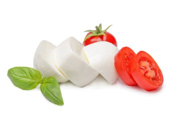 Beyaz arka planda fesleğen ve domatesli Mozzarella peyniri.