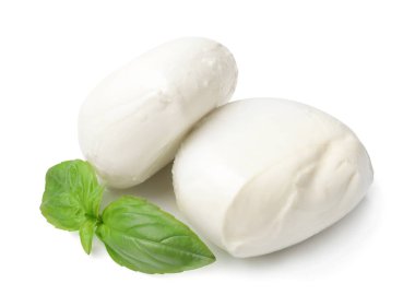 Beyaz arka planda fesleğenli Mozzarella peyniri