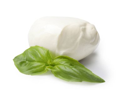 Beyaz arka planda fesleğenli Mozzarella peyniri