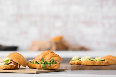 Mutfaktaki masada lezzetli kruvasan sandviçleri.