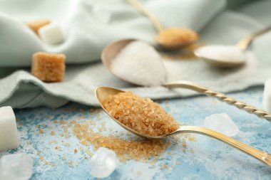 Tatlı şekerli kaşıklar renk arkaplanı