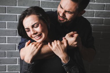 Kızgın koca, karısını içeride öldürmeye çalışıyor. Aile içi şiddet kavramı