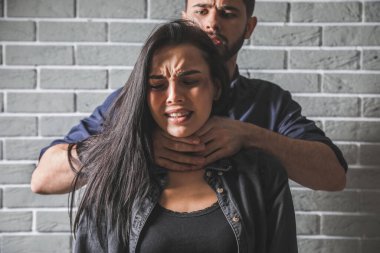 Kızgın koca, karısını içeride öldürmeye çalışıyor. Aile içi şiddet kavramı