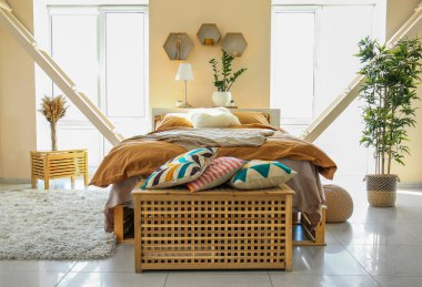 Rahat yatağı olan güzel, modern bir oda.