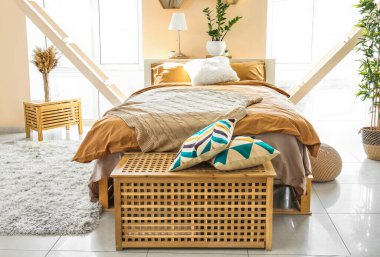 Rahat yatağı olan güzel, modern bir oda.