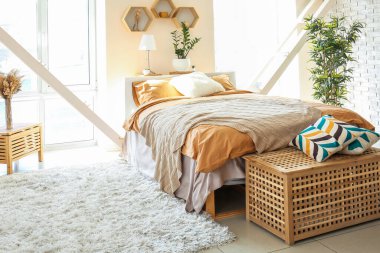 Rahat yatağı olan güzel, modern bir oda.