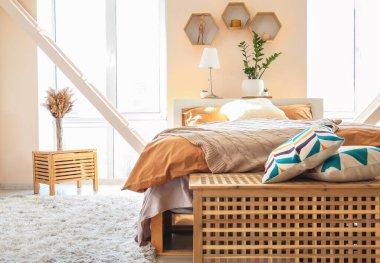 Rahat yatağı olan güzel, modern bir oda.