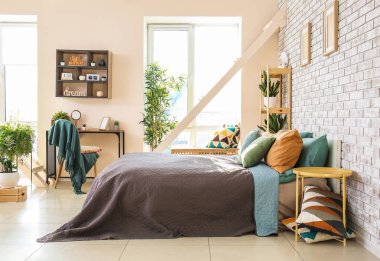 Rahat yatağı olan güzel, modern bir oda.