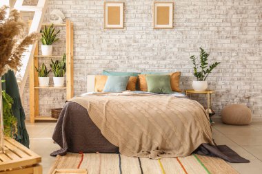 Rahat yatağı olan güzel, modern bir oda.