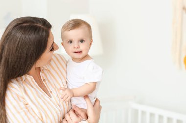 Mutlu anne ve evde küçük şirin bir bebek.