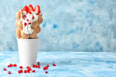 Renkli lezzetli balonlu waffle fincanı.