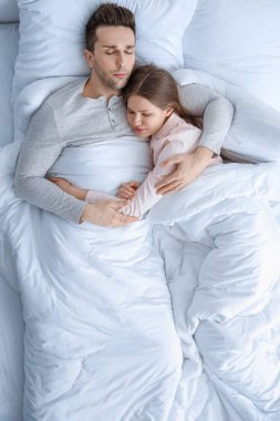 Genç çift yatakta uyuyor.