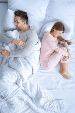 Genç çift yatakta uyuyor.