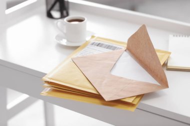 Masada mektuplar ve bir fincan kahve.