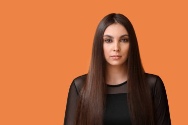 Renk arka plan üzerinde güzel düz saçlı Genç kadın