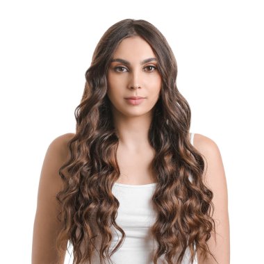 Beyaz arka planda güzel dalgalı saçları olan genç bir kadın.