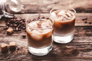 Masada bir bardak lezzetli buzlu kahve.