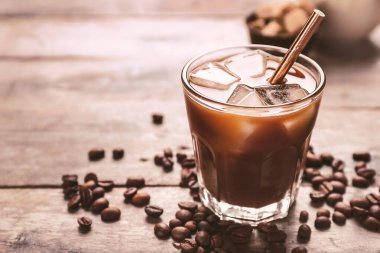 Masada bir bardak lezzetli buzlu kahve.