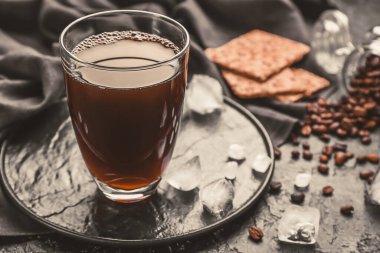 Masada bir bardak lezzetli buzlu kahve.