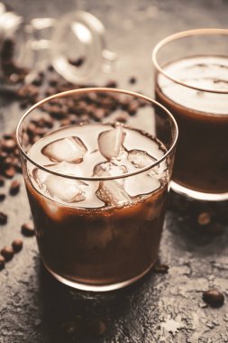 Masada bir bardak lezzetli buzlu kahve.