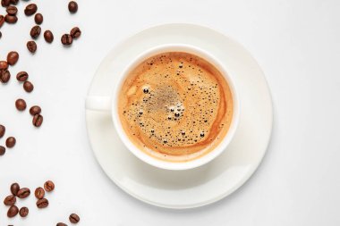 sıcak kahve beyaz arka planda, üstten görünüm
