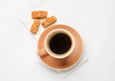 Beyaz arka planda bir fincan sıcak kahve ve kurabiye.