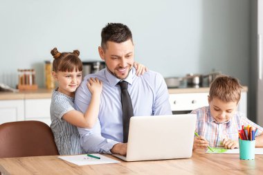 Evde çocukları olan çalışan bir baba.