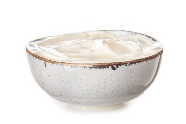 Beyaz arka planda lezzetli ekşi kremalı kase