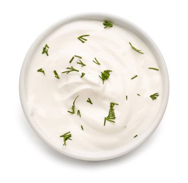 Beyaz arka planda lezzetli ekşi kremalı kase