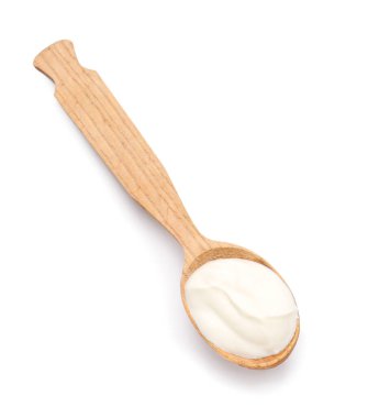 Beyaz arka planda lezzetli ekşi kremalı kaşık