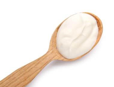 Beyaz arka planda lezzetli ekşi kremalı kaşık