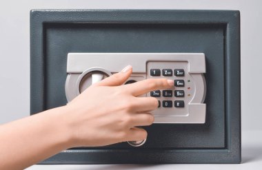 Kadın arka planda kasa açıyor