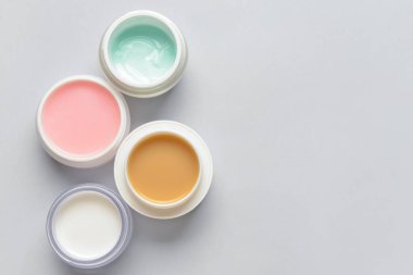 Hafif arkaplanda krema kavanozları