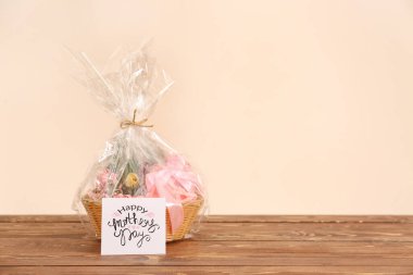 Anneler günü için masanda hediye sepeti var.